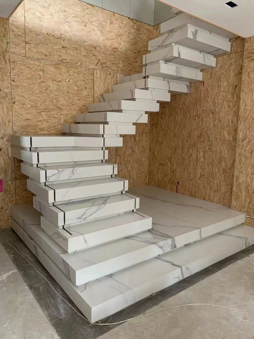 长沙岩板叠式玻璃楼梯