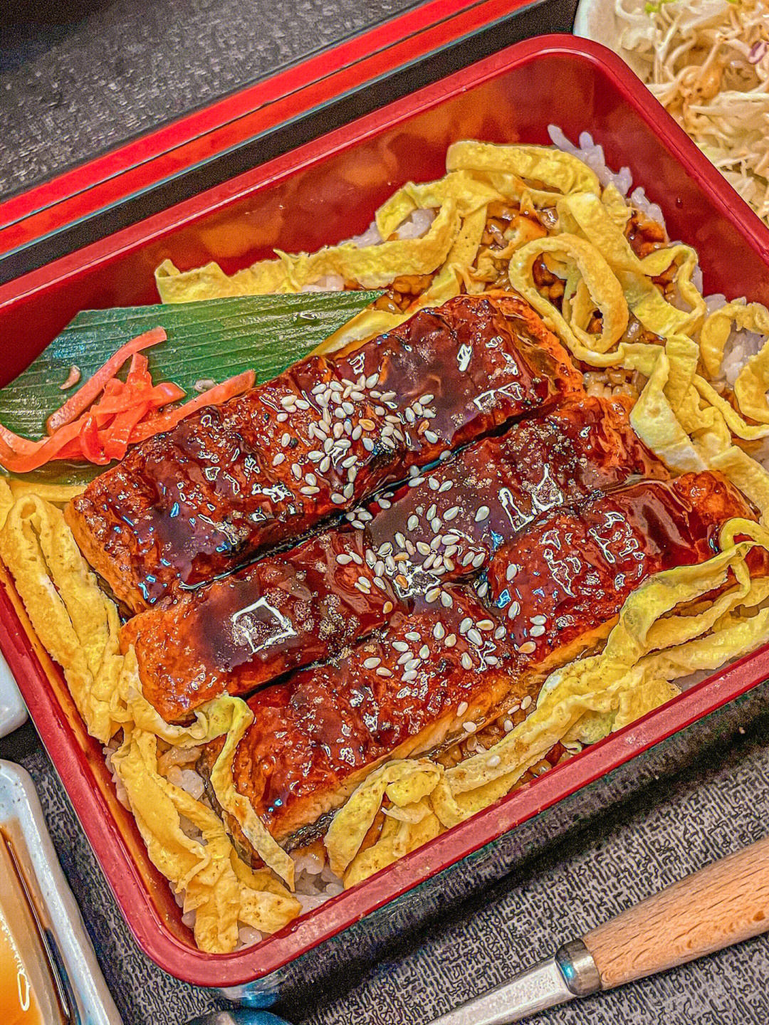 套餐里还带味增汤和蔬菜沙拉,日式冷豆腐和韩式辣