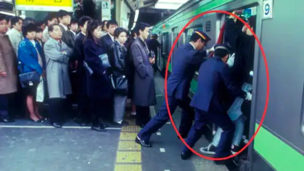 在日本,无论是出门上班还是外出游玩本地人非常偏爱乘坐轨道交通,主要