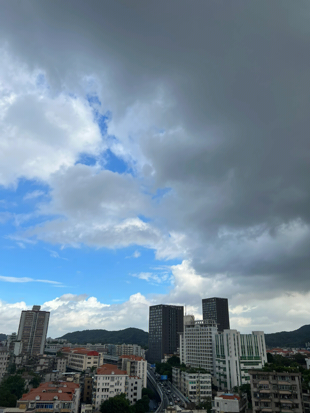 一半晴天一半雨天图片图片