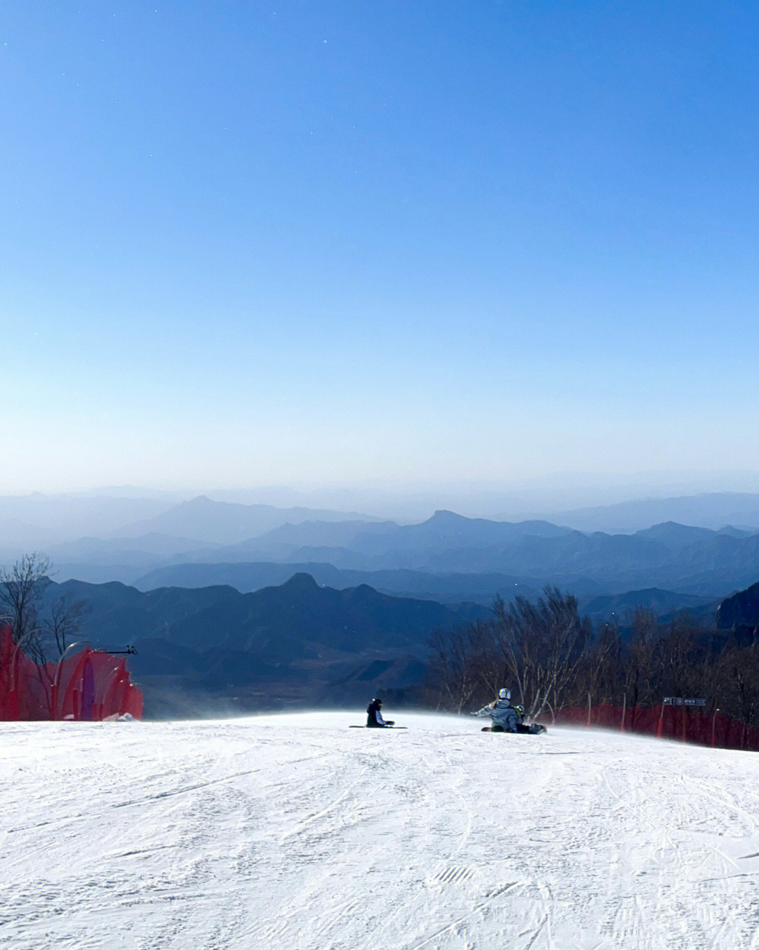 7215金山岭滑雪场坐落于环京冰雪训练带,由北京市中心前往金山岭