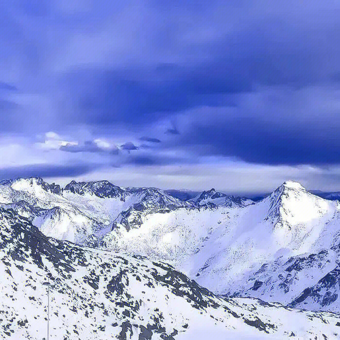 巍峨雪山小众背景图