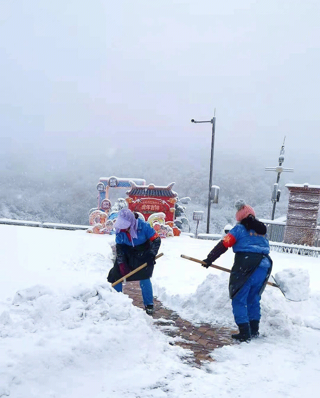 1月29日金佛山今日的雪景有点焊脚哦下大雪