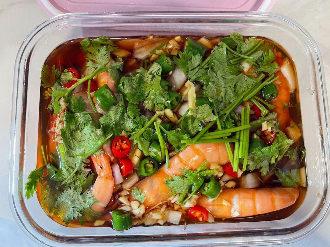 鲜活的对虾,小米辣,洋葱,青红线椒,姜,蒜,香菜,柠檬捞汁做法:1: 鲜活