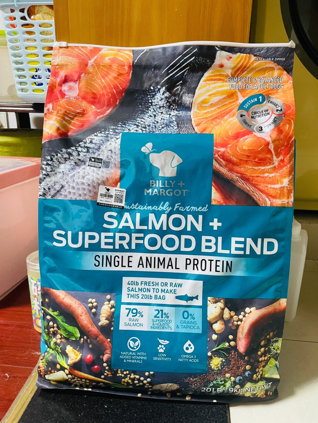 一款狗粮,这次我给lucky选择的是澳洲品牌买的是比利玛格的三文鱼系列