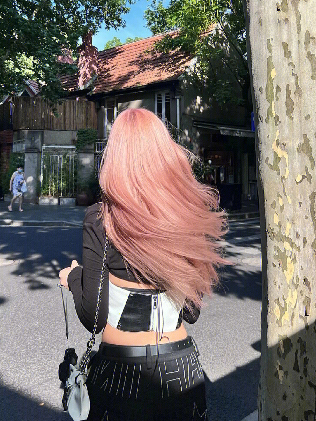 头发给这位小姐姐染的这款仙女粉色系发色也是最超多韩妞在染的玫瑰粉