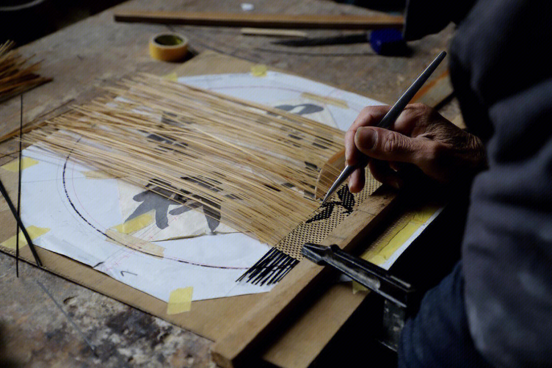 竹编是竹丝篾片挑压交织的中国传统手工艺,一般称被挑压的篾为经