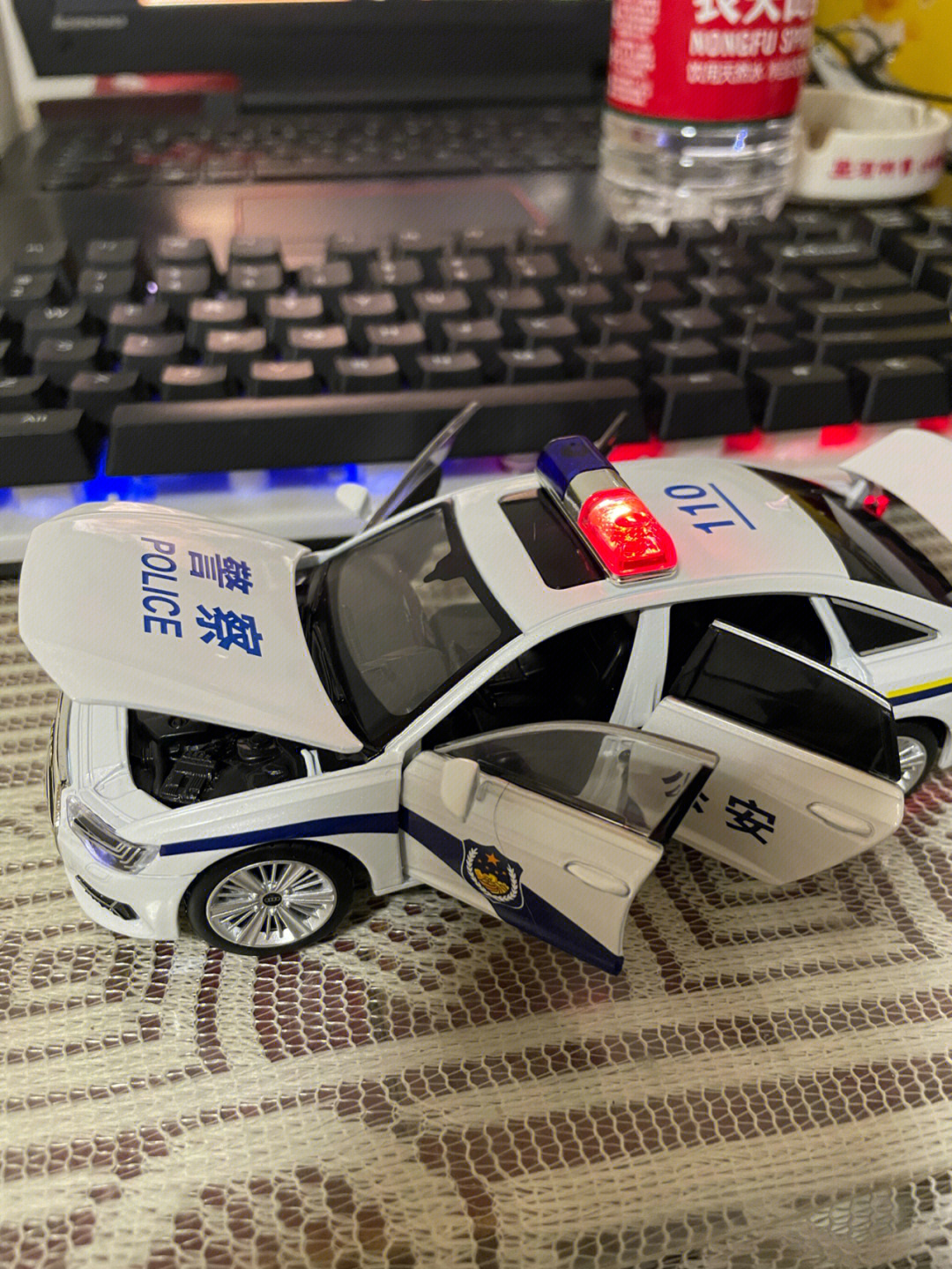 警车模型