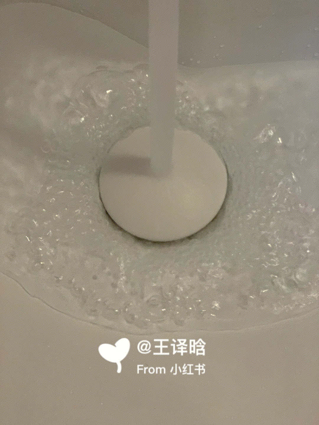 颜值很高的陶瓷洗脸池漏水塞