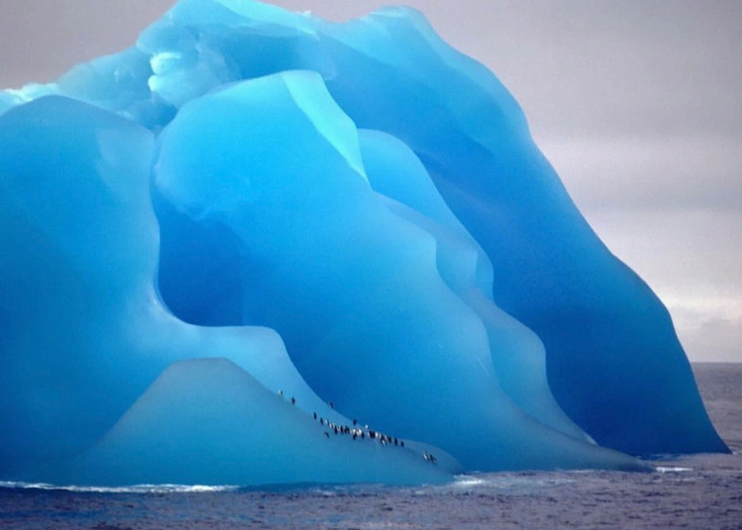 男子发现蓝色冰川图片