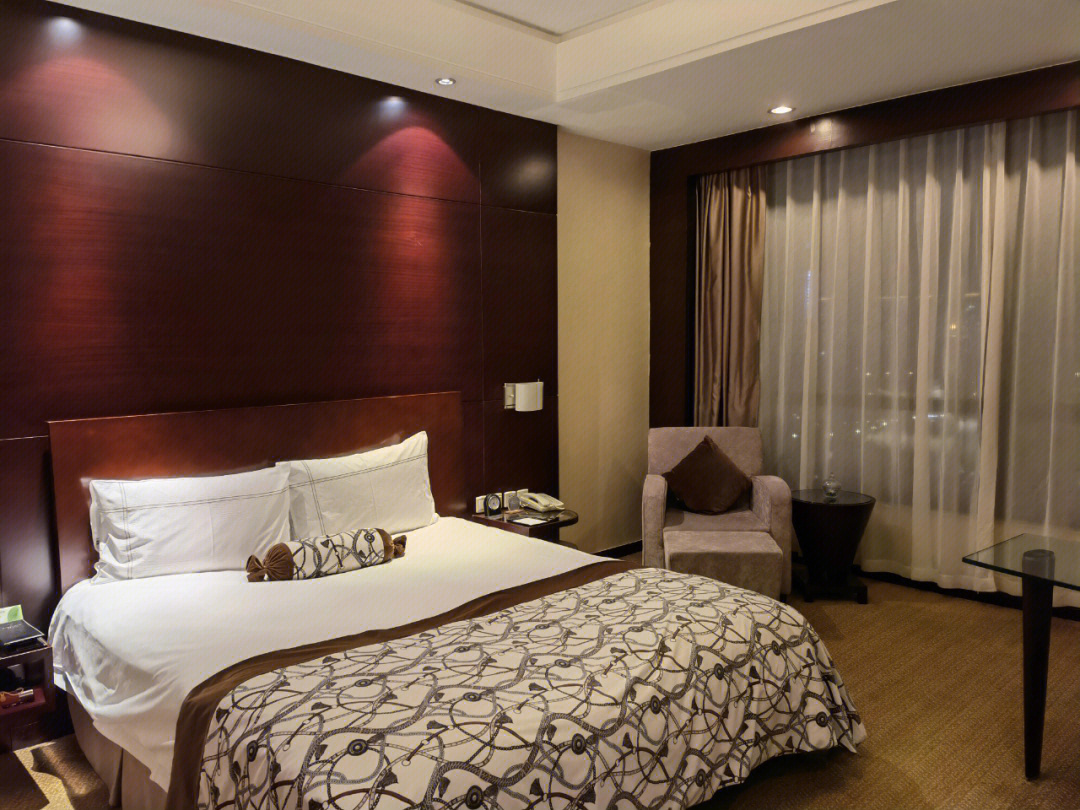 江阴出差入住的酒店,五星级,房间里整洁干净,酒店设施也很齐全