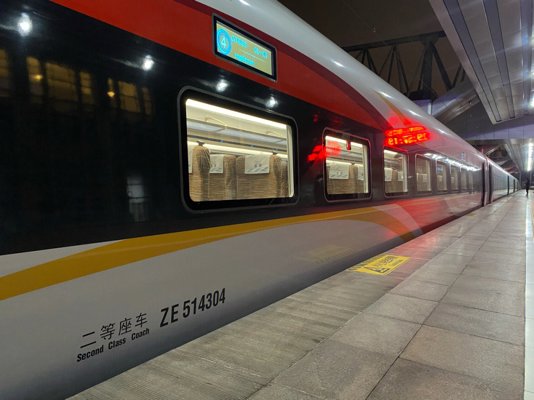 北京站1站台07全车充满冬奥元素 星空顶07北京市内除京张高铁外