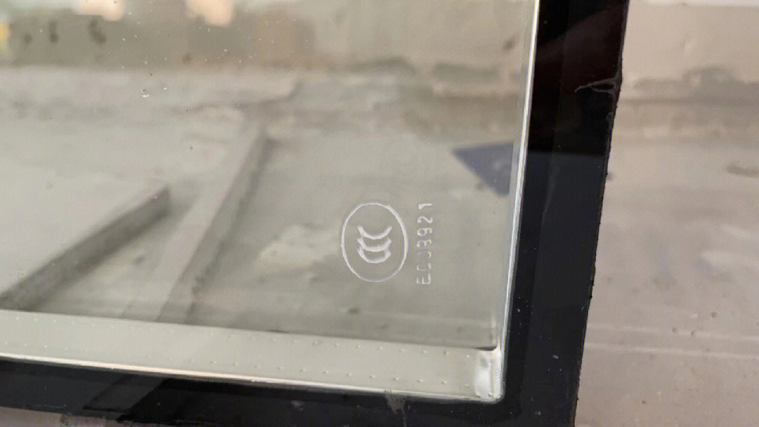 说好的3c认证的钢化玻璃,怎么这个3c有点假,如图1,我们看到的3c标志