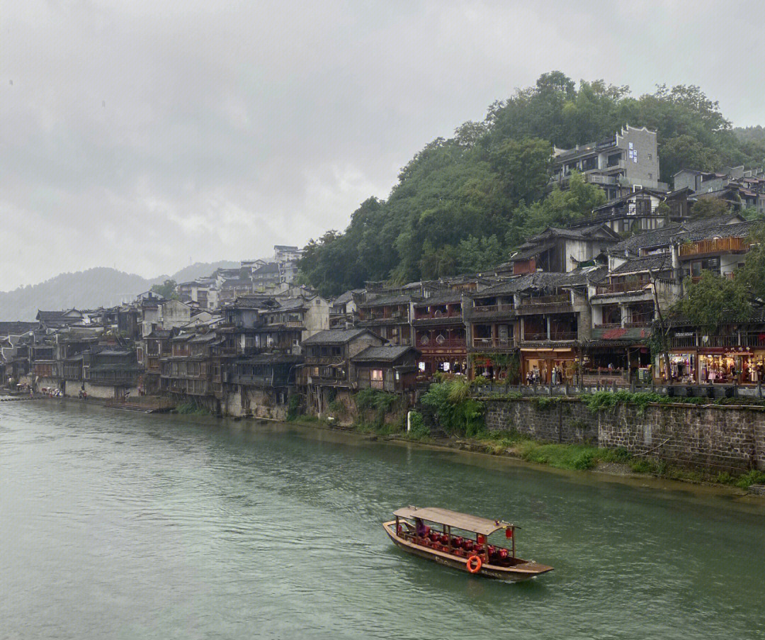 沱江泛舟绿水悠悠