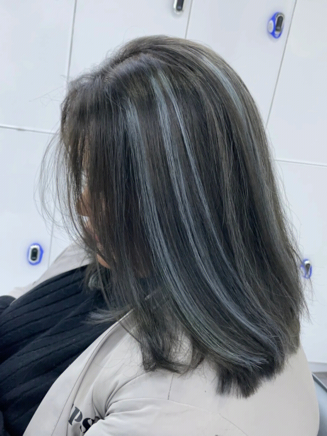 挑染头发褪色到八度底色:深灰挑染:蓝灰挑染掉色亚麻金  高级感首足