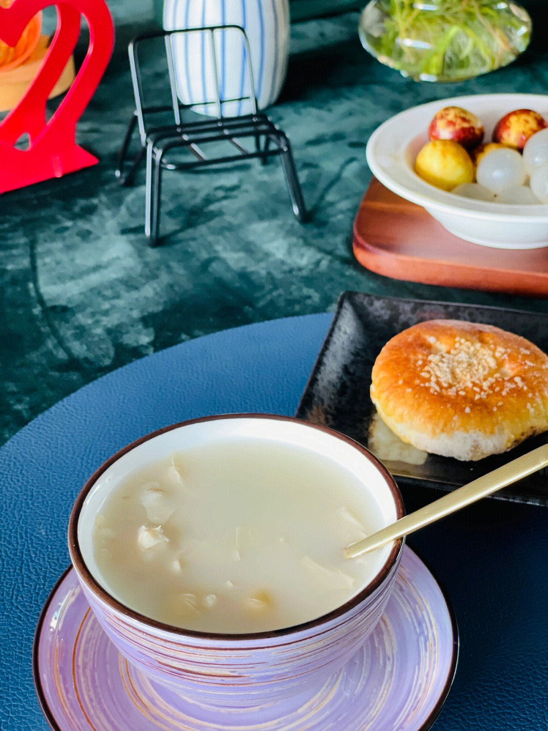 白果薏米腐竹糖水是一道经典的广式甜汤,具有清热去火,健脾养胃之功效