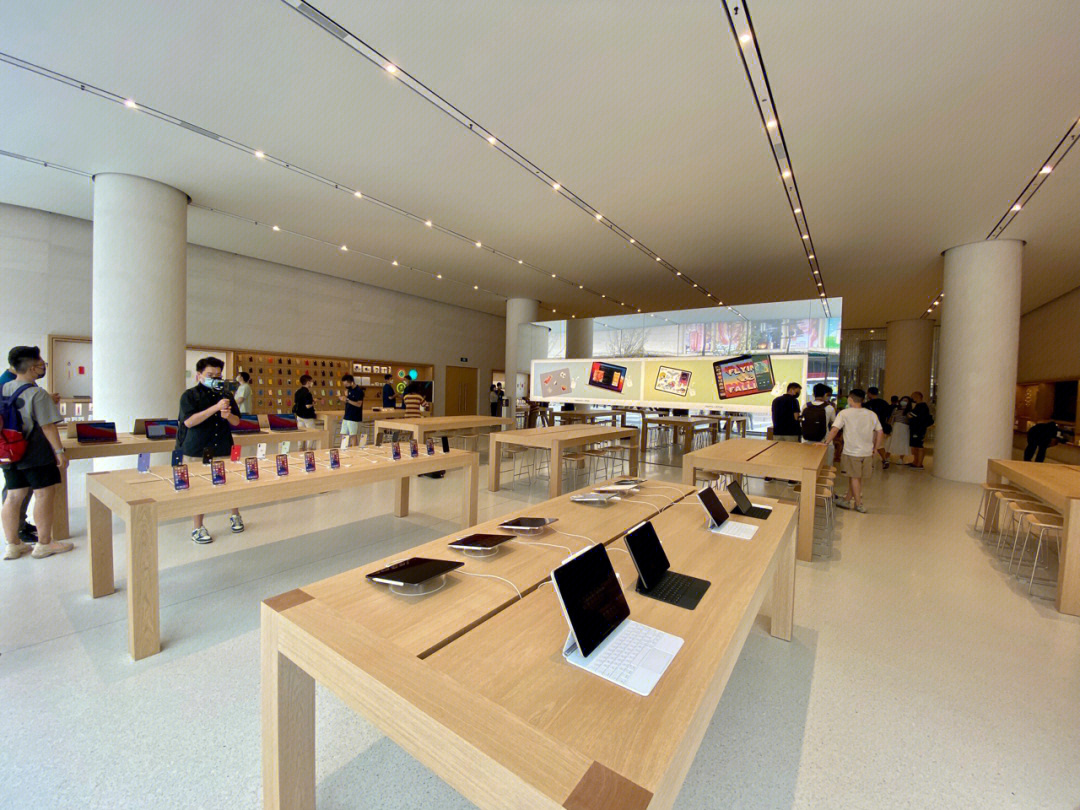 店的总体面积不是很大,但是展示内容很齐全,基本上苹果在售主要产品线
