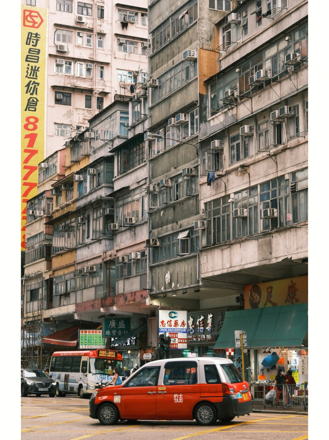 红蓝绿三色的店铺挡蓬,旧旧的唐楼,都是很有旧日香港的味道,置身其中