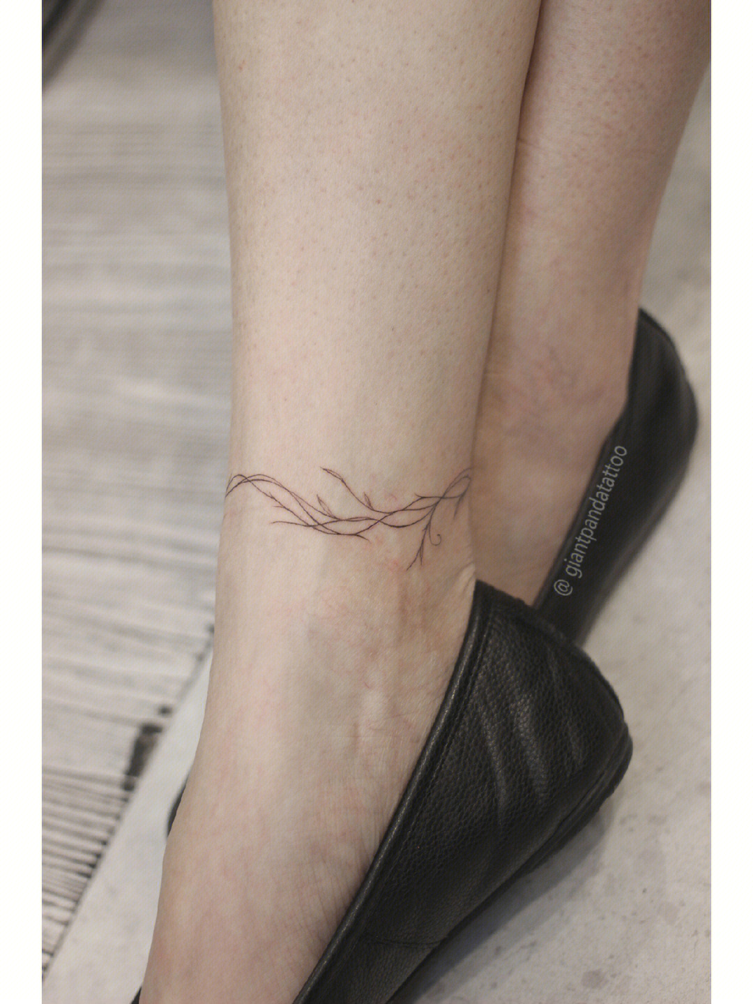 纹身带刺的藤蔓图案图片