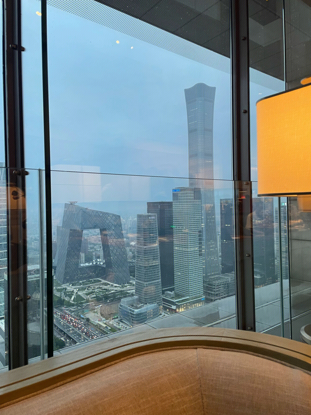 餐厅如果要坐靠窗位置,周末的话,建议请提前几天,不过倒是比北京亮好
