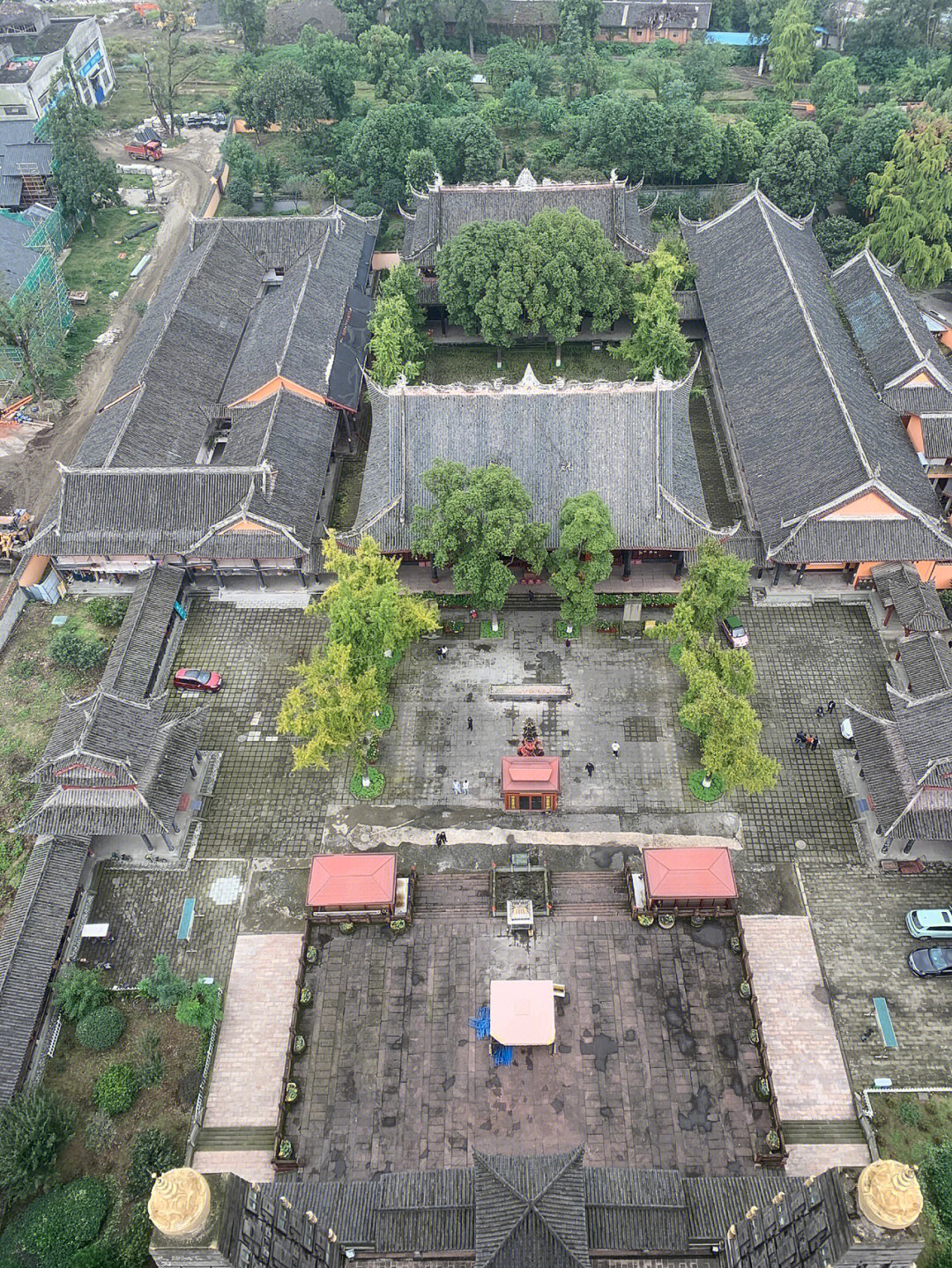 龙兴寺坐落在四川省彭州市城北口,始建于东晋咸康三年(337年)初名"大