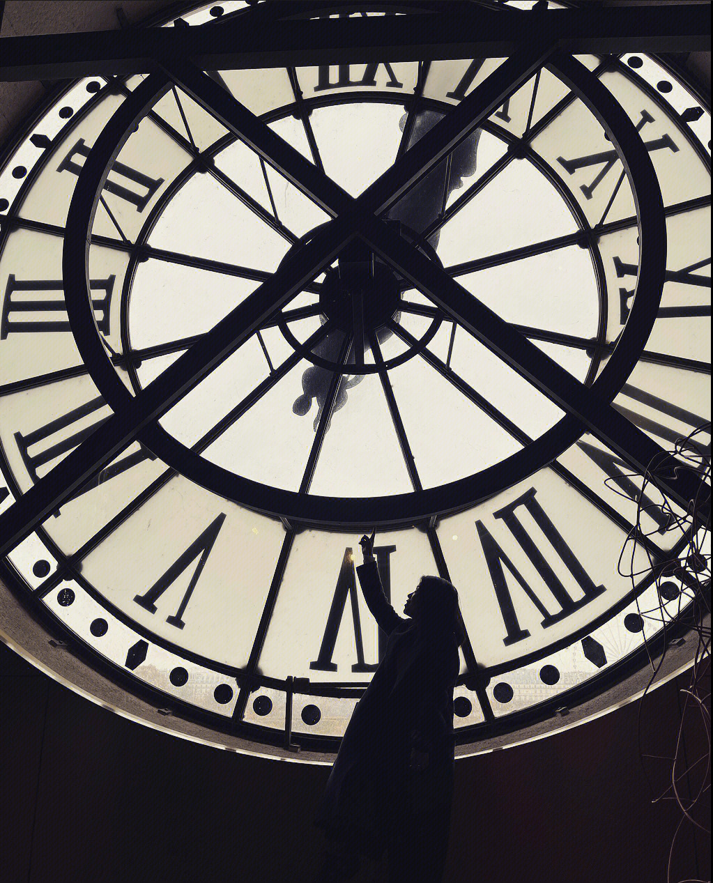 巴黎奥赛博物馆拨动时间的铉反方向的钟