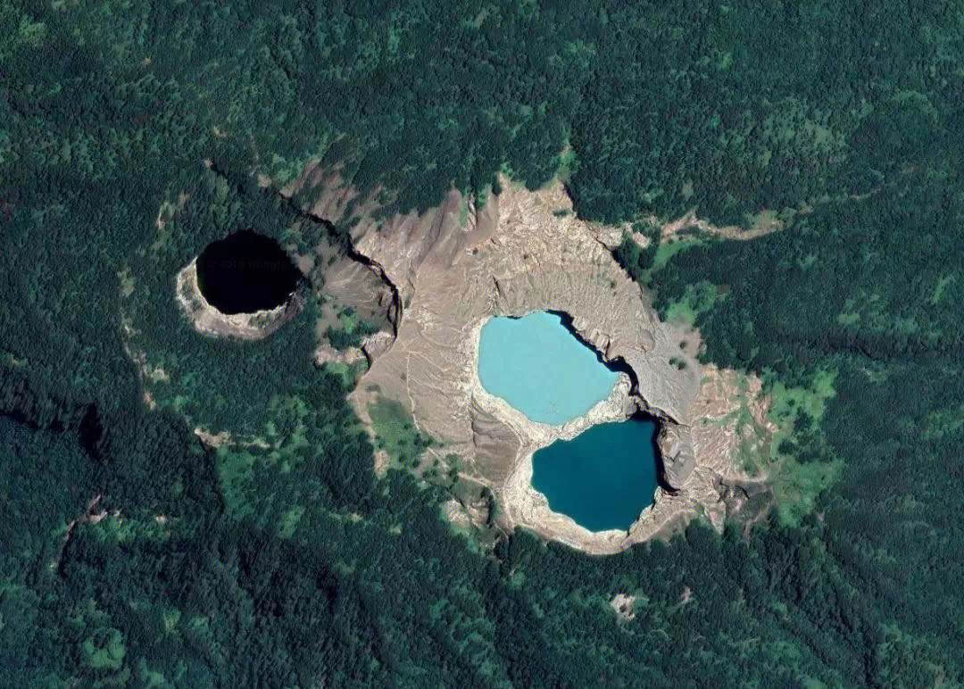 克力穆图火山湖同一个火山不同的颜色