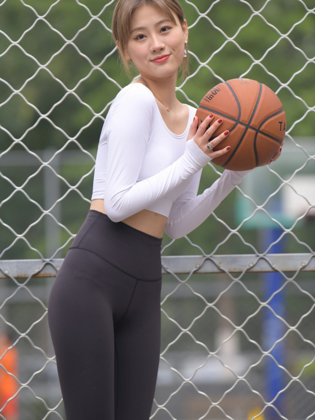 爱打篮球的黑色瑜伽裤美女