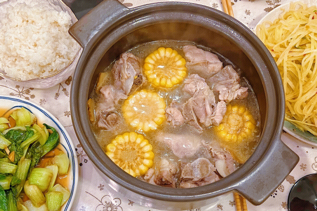鲜甜的玉米排骨汤值得拥有～操作简单,食材放砂锅,剩下的交给时间食材