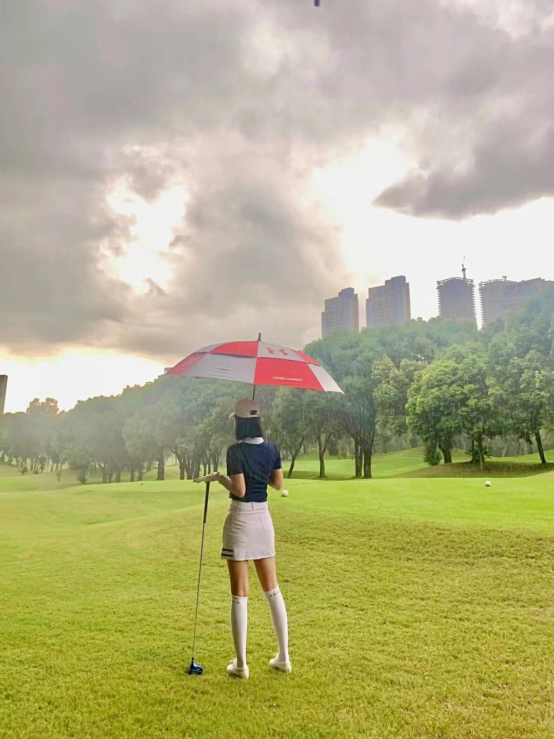 女人打高尔夫的背影图片