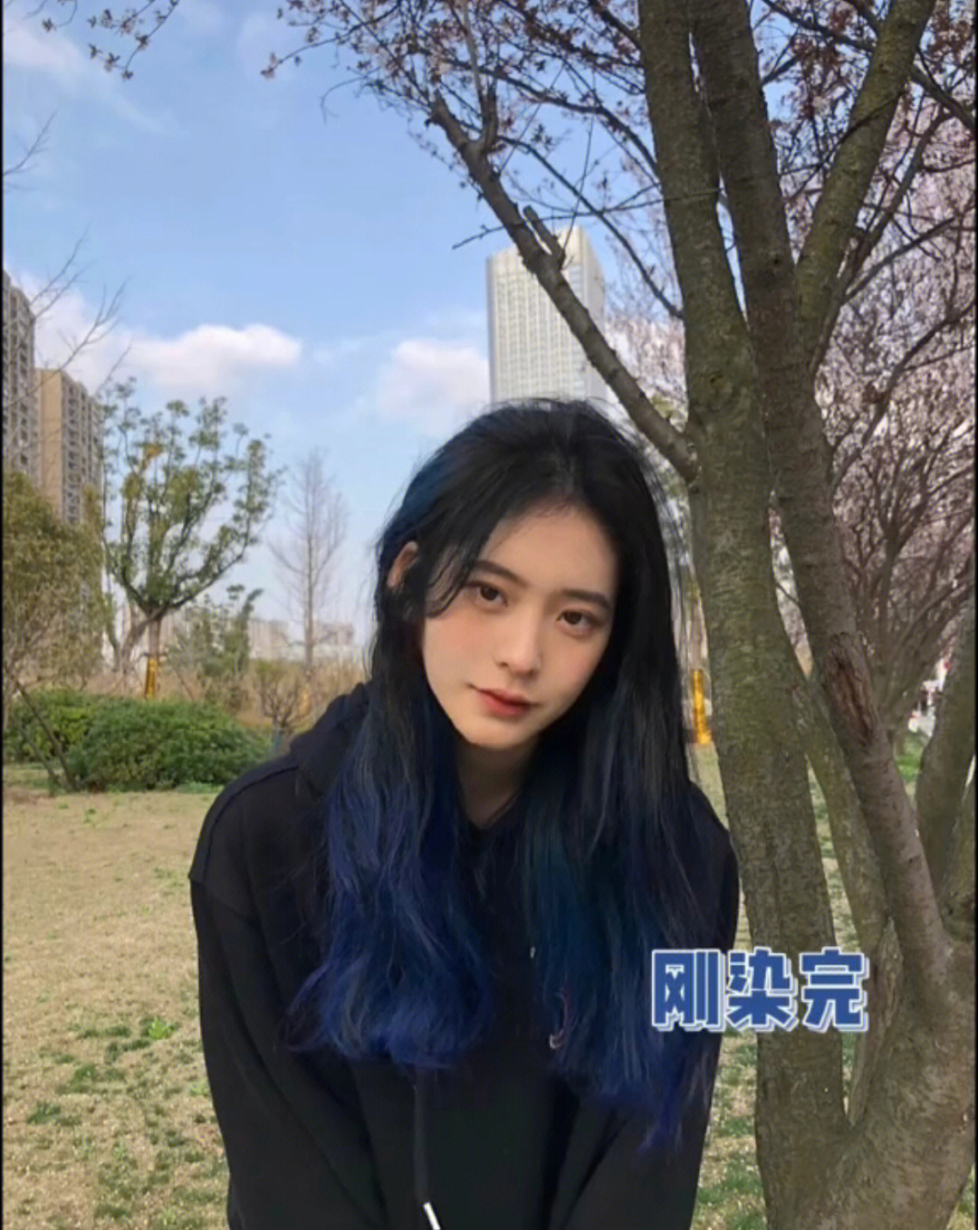 上海理发店推荐蓝色头发深海发色～深蓝渐变,由发根黑蓝色渐变至发尾