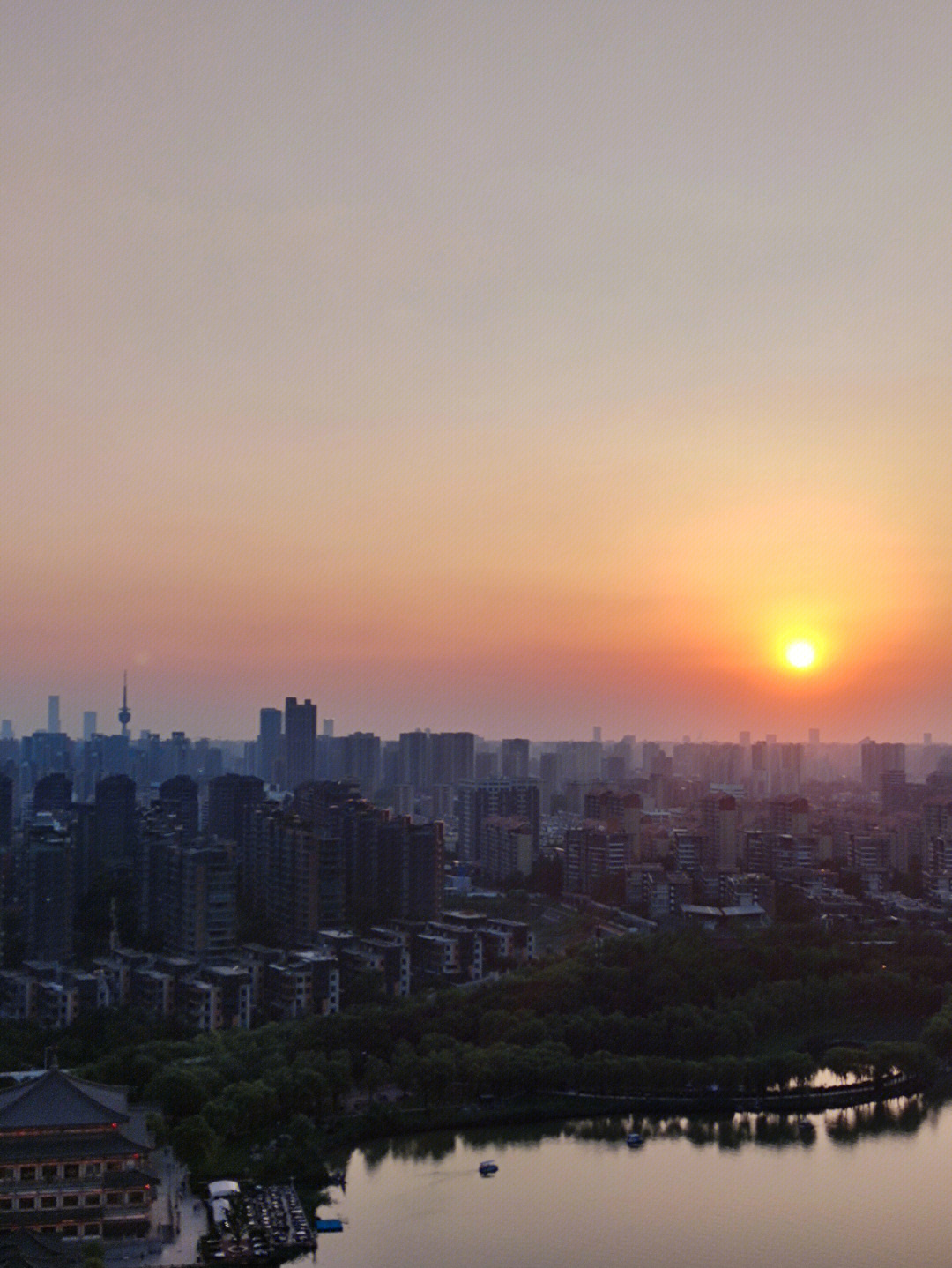 城市黄昏落日余晖