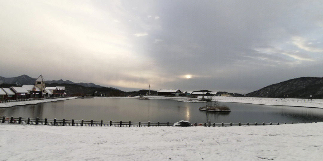 苍云映雪湖图片