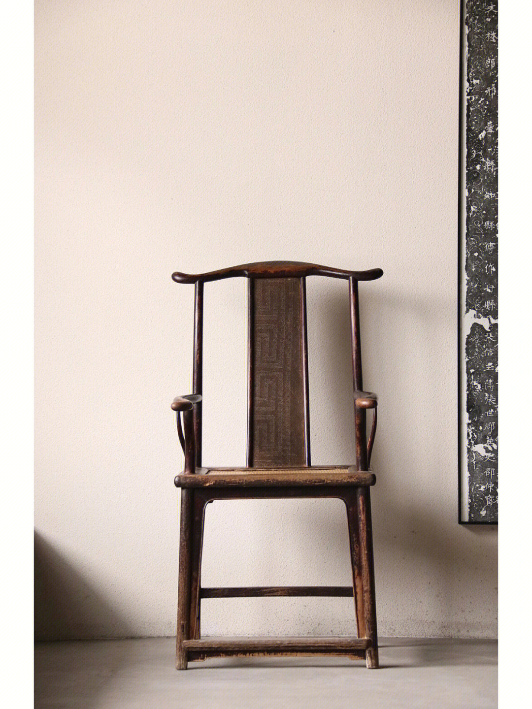 四出头官帽椅为明式家具中的出类拔萃之作, 其造型样式鲜明, 点线并