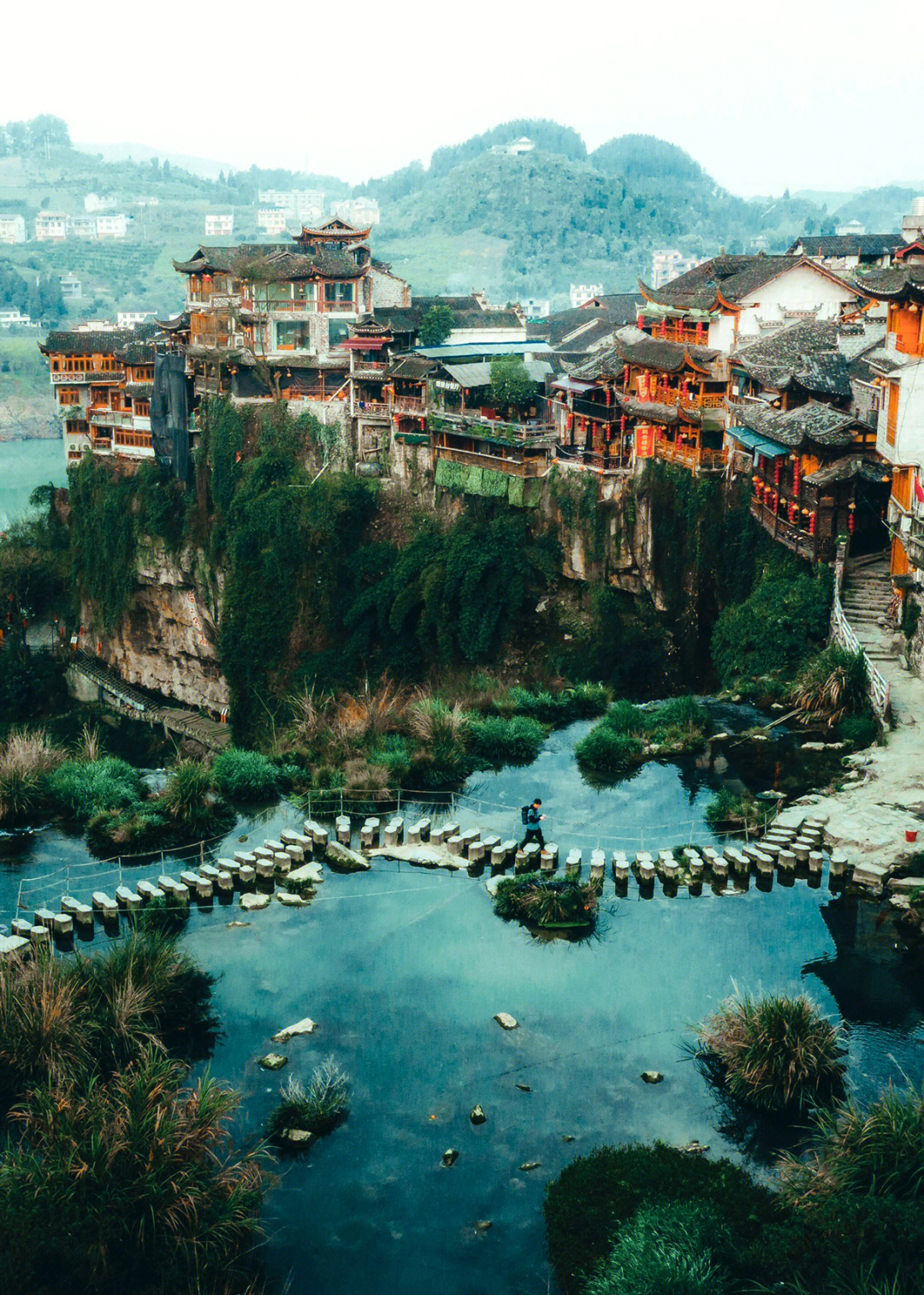 湖南芙蓉镇悬于瀑布之上的千年古镇