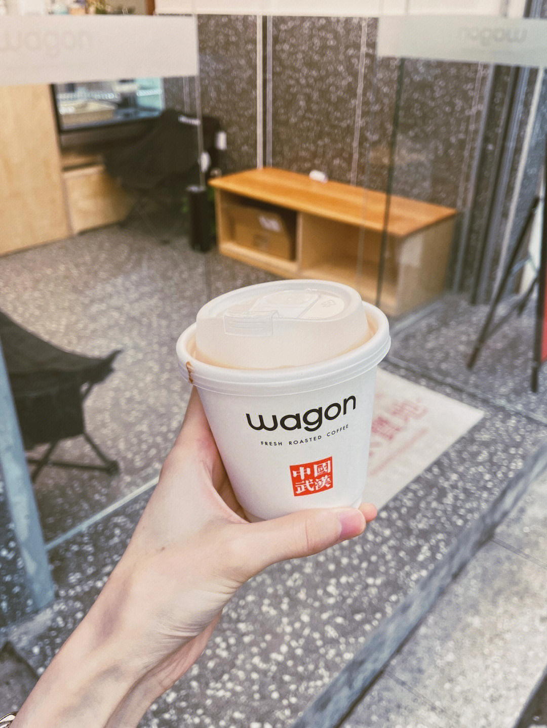 wagon coffee99恒隆侧面,小小的一间门店,不过白底红字的招牌还是一