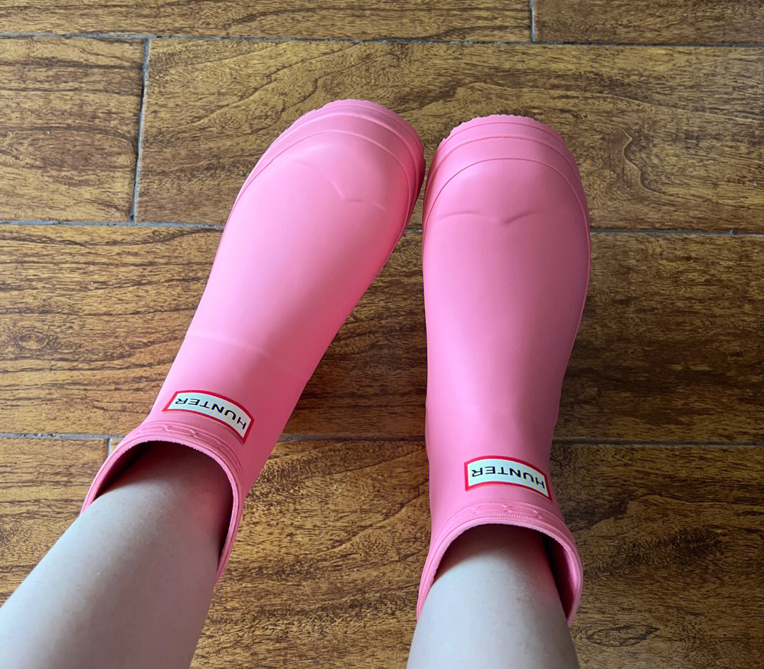 粉色雨靴踩泥很长的图片