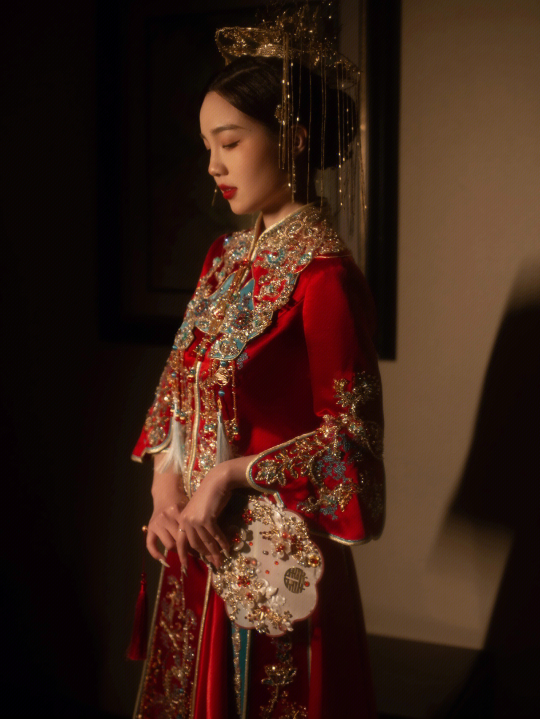 红蓝色撞色秀禾来啦～让时尚融入古色韵味之中让中式嫁衣不再单一给你