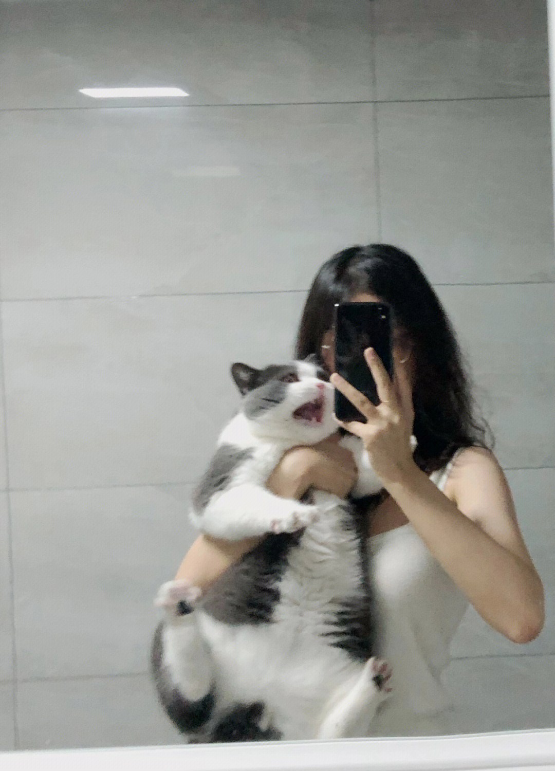 女生摆猫手姿势的照片图片