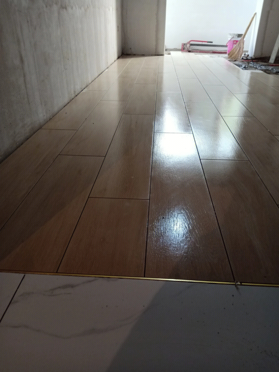 客餐厅厨房600721200大地砖通铺效果更显大气,卧室仿木地板地砖铺贴