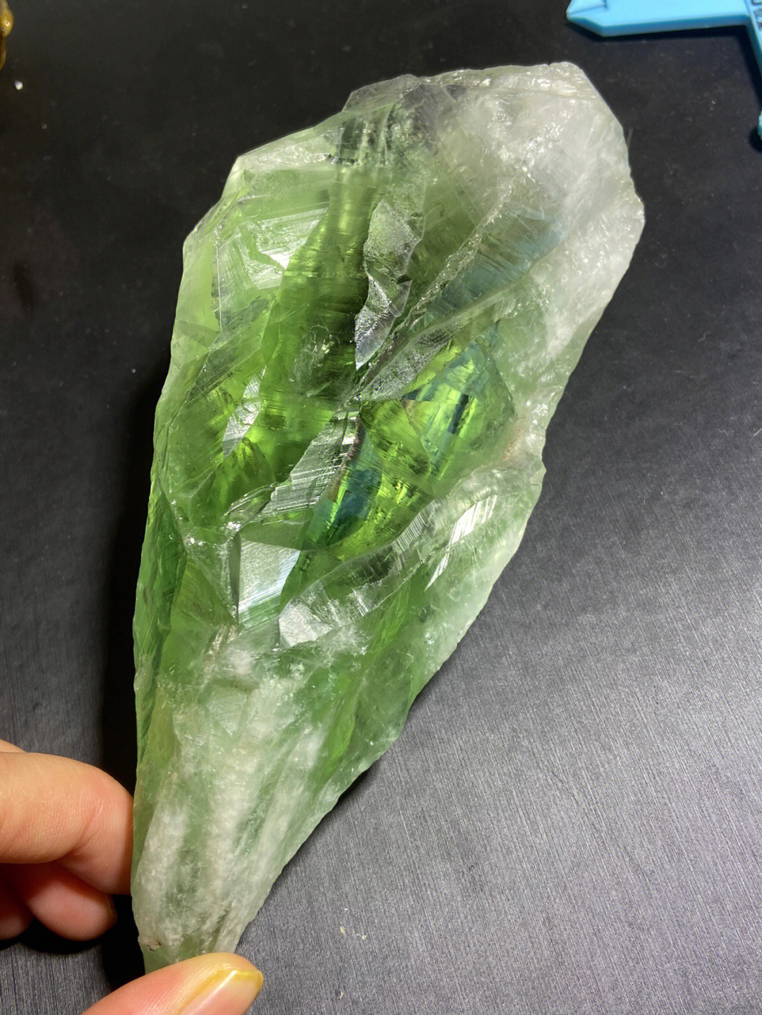 奶块绿水晶矿石图片图片