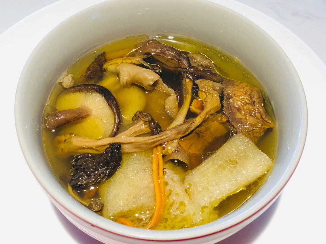 用食盐调味汤头香醇厚重一点都不输大师傅出品准备材料:姬松茸,虫草花