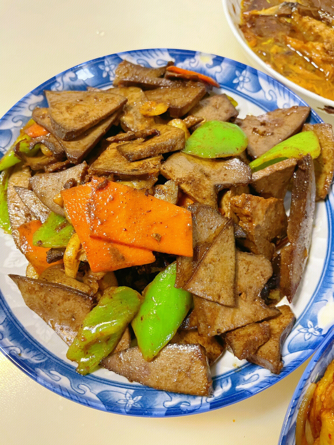 炒猪肝 干锅土豆片 苦苣拌花生米 配上大碴粥 又是香迷糊的一天