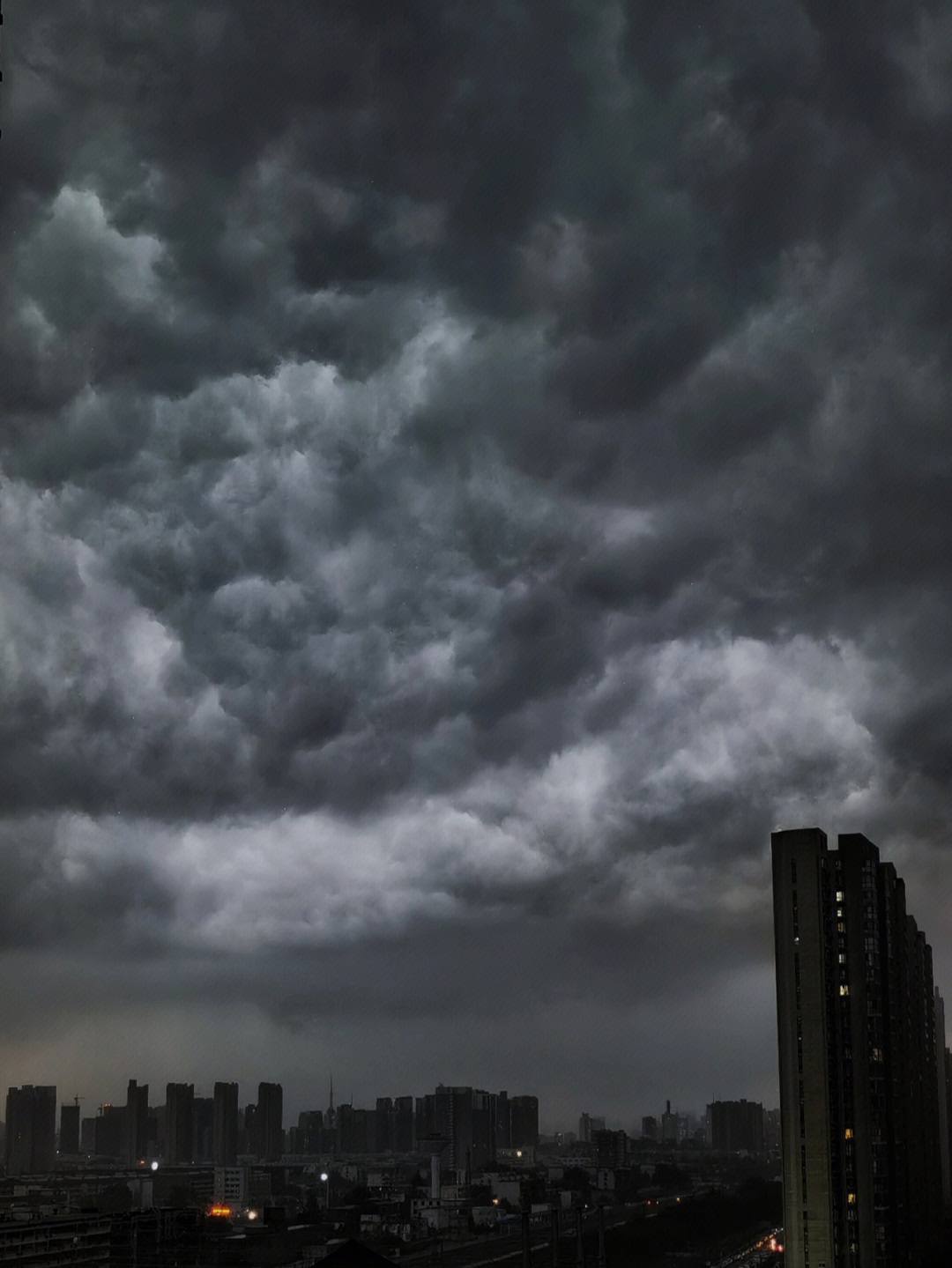 从乌云翻滚到电闪雷鸣