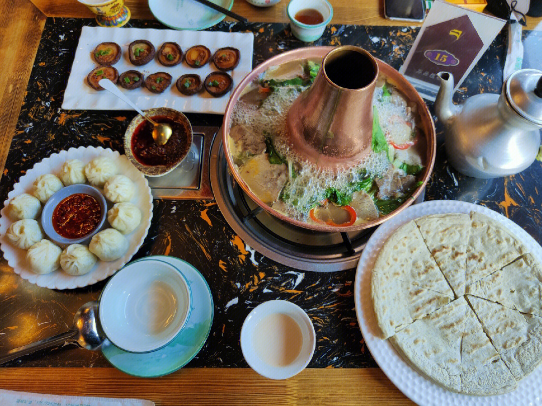 吃的是不丹藏餐吧,菜品都非常好吃,老板也很热情,有机会大家去尝尝吧