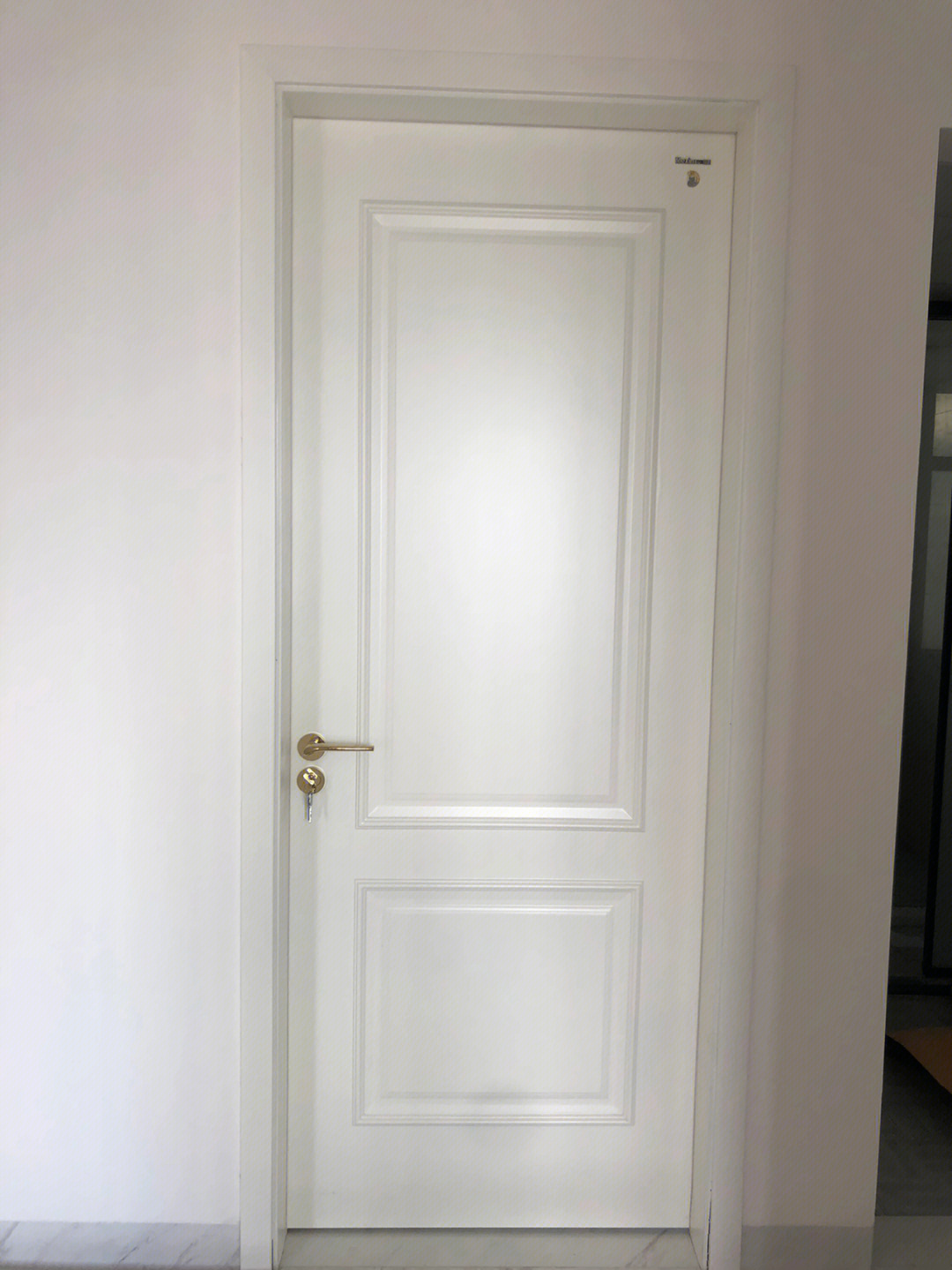 白色门门锁安装效果图图片