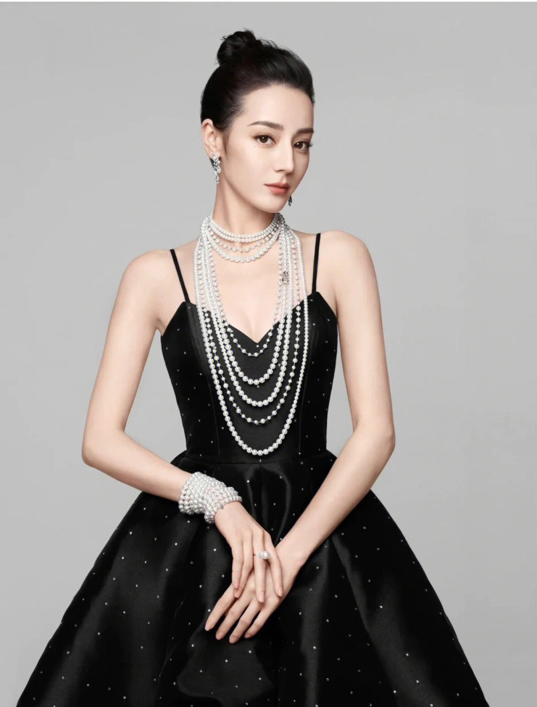 是热巴海报里戴的这款#迪丽热巴#mikimoto#御木本mikimoto#珍珠