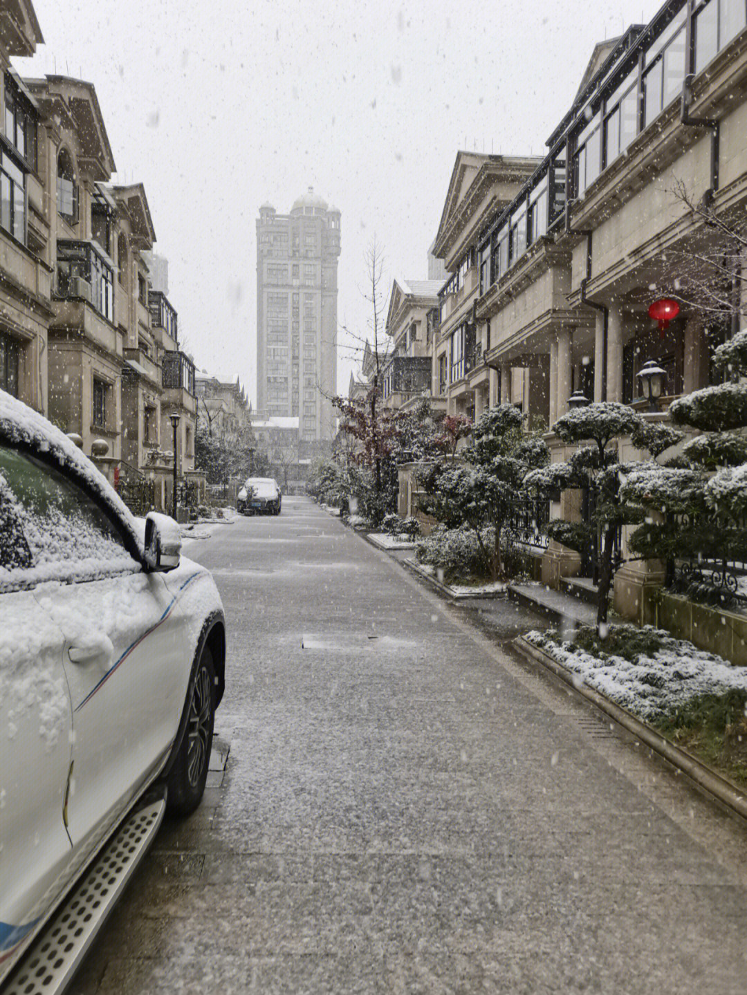 前几天终于下雪了,跟几个孩子堆了雪人