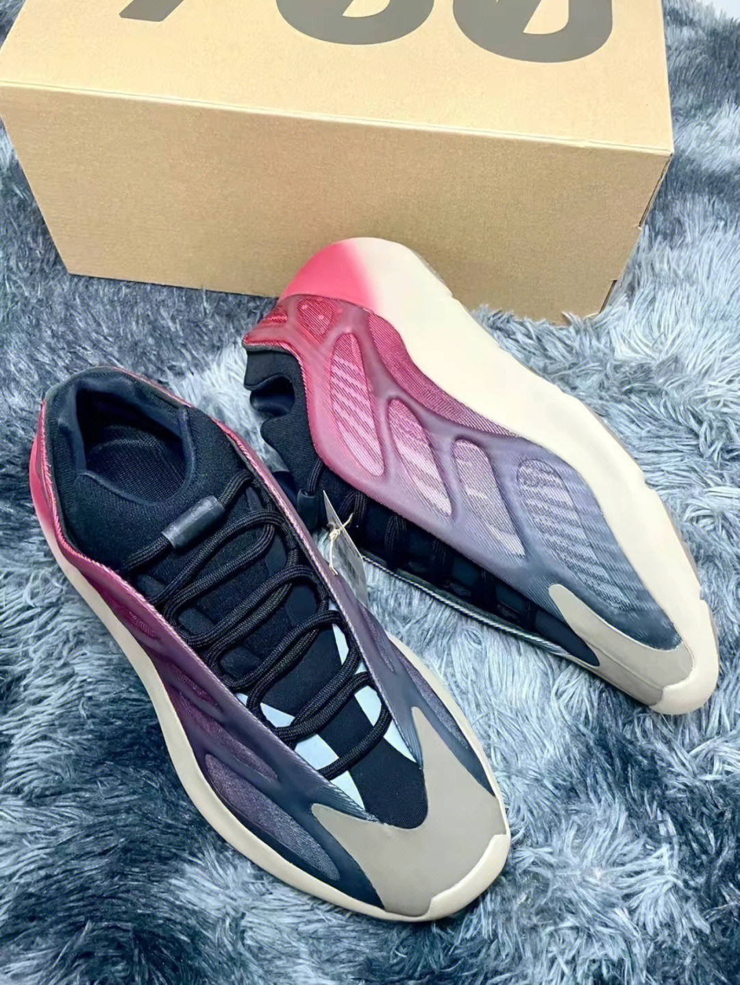 颜值拉满yeezy700霓虹渐变新配色即将发售