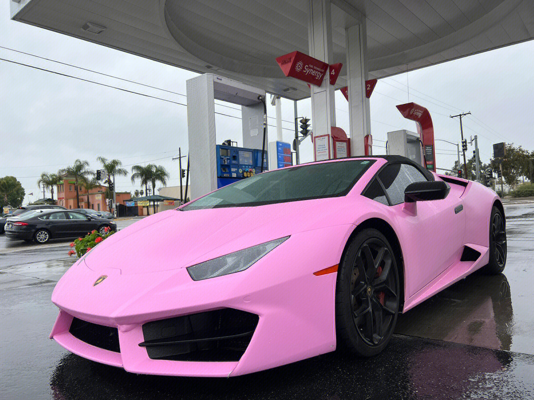 粉色车粉色贴膜兰博基尼粉色下雨